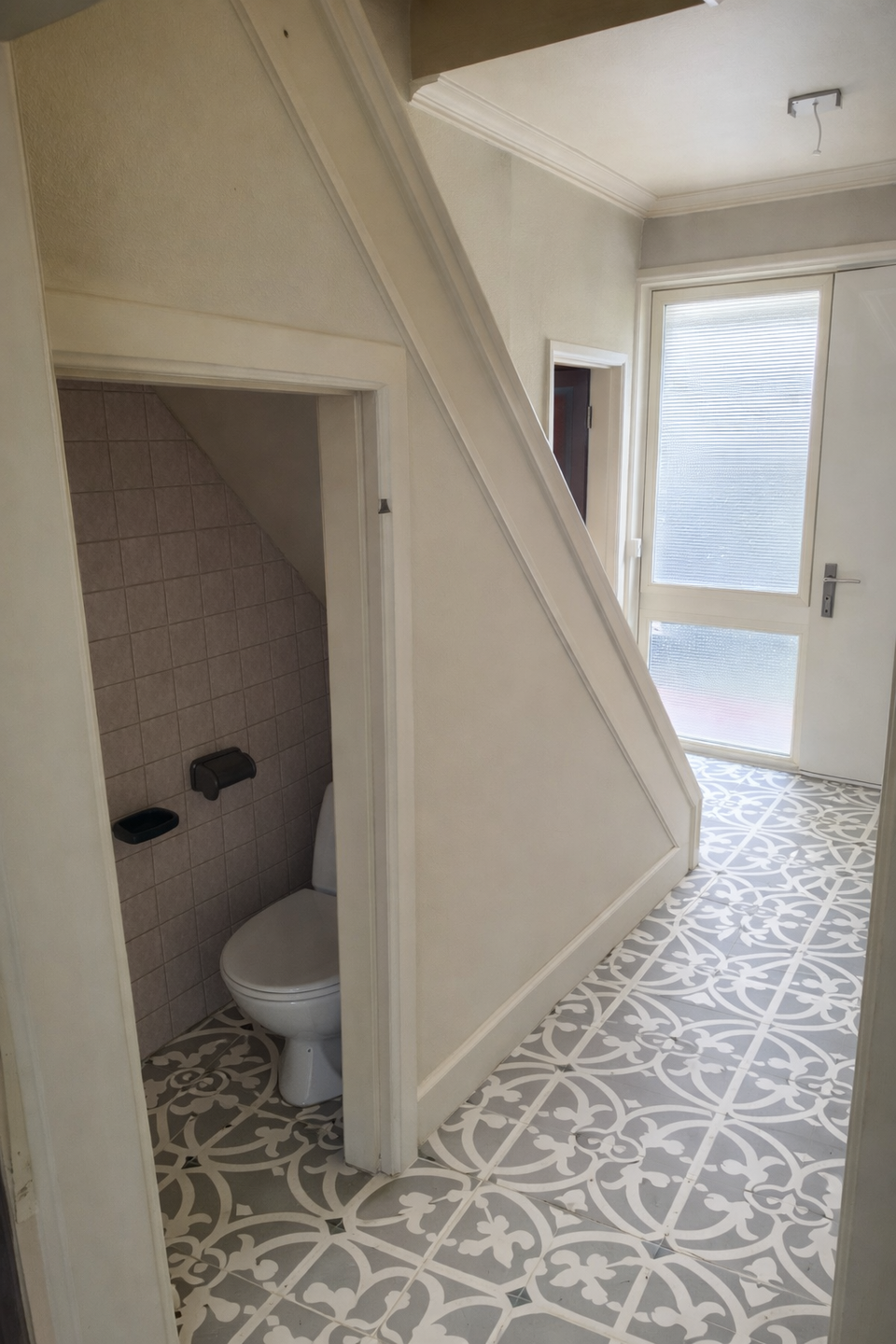 Symmetrical tile design in hallway.png