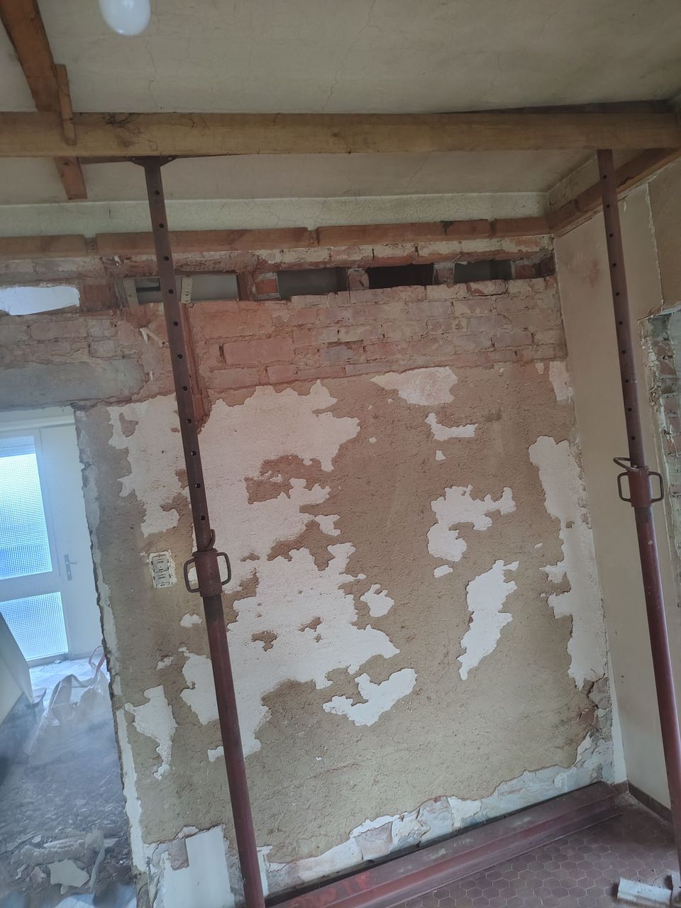 Sleuf gemaakt in de muur cover