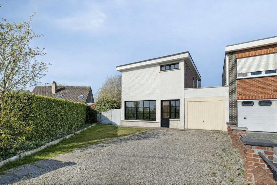 Moderne witte bakstenen woning in buurt.png