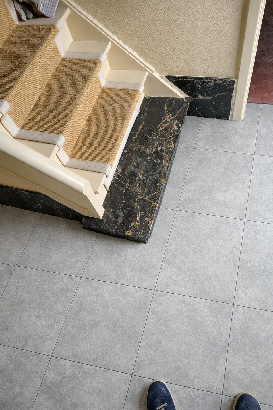 Moderne trap en grijze vloer.png